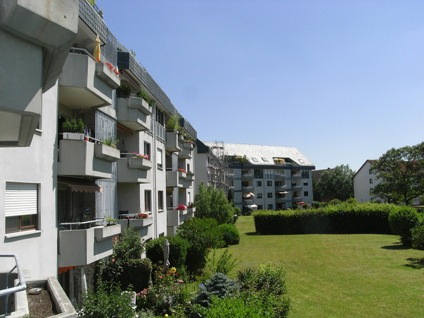 2 Zimmer, Küche, Dusche, 2 Loggien, Aufzug, Tiefgarage, 2.OG rechts - Photo 1